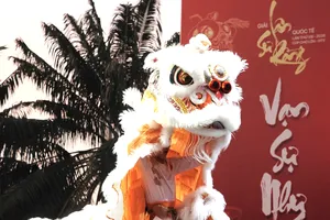 Đội Lân Miếu Bảy Bà (An Giang) thi đấu nội dung Lân lên Mai Hoa Thung. (ẢNH: HOÀNG HÙNG)