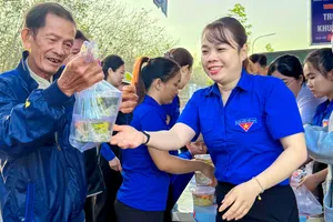 Bà con rất vui khi nhận đồ ăn sáng trước khi vào khám bệnh