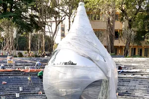 Khối tượng đài “Giọt nước mắt” được cẩu nâng và đưa vào vị trí lắp đặt tại khu vực trung tâm quảng trường Công viên Lý Thái Tổ, sáng 2-2. Ảnh: HOÀNG HÙNG