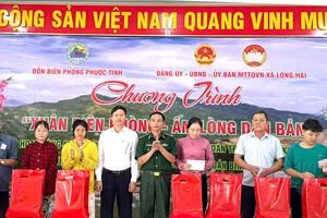 Trao quà cho các hộ khó khăn.