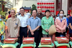 Đại diện lãnh đạo Ủy ban MTTQ Việt Nam phường Chợ Lớn và Thượng tọa Thích Giác Hiệp, Trụ trì chùa Bửu Sơn trao quà đến các hộ dân 