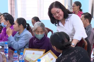 Phường Bến Cát mừng thọ 115 người cao tuổi dịp đầu xuân