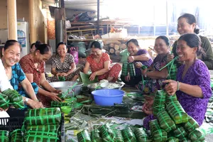 Ngày 26 Tết, làng gói bánh tét ở Đất Đỏ càng nhộn nhịp, đông vui. Ảnh: QUANG VŨ