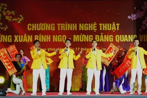 Nhóm Lạc Việt biểu diễn bài hát "Tết Nguyên Đán" mở màn chương trình nghệ thuật đặc biệt Mừng xuân Bính Ngọ - Mừng Đảng quang vinh chủ đề "Hương sắc mùa xuân" biểu diễn tại Quảng trường Khánh Hội trong tối Mùng 1 tết. Ảnh: THÚY BÌNH