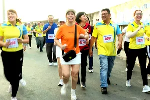 Giải việt dã "Bước chạy mùa xuân” của xã Long Hải thu hút sự tham gia đông đảo của người dân.