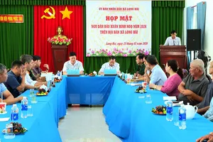 Ngư dân cùng chính quyền xã Long Hải trò chuyện tại buổi gặp mặt đầu xuân.