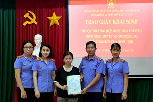 Đại diện VKSND khu vực 11 trao giấy khai sinh cho chị Lê Thị Cầm Hồng mẹ cháu Lê Thị Cẩm Tuyền