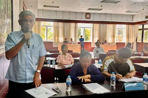 Người dân phát biểu, đóng góp ý kiến tại hội nghị. Ảnh: QUANG VŨ