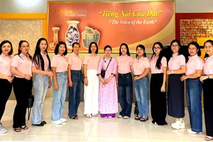 Các đoàn khách tham quan bảo tàng.