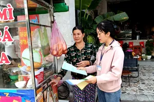 Cán bộ y tế phường Vũng Tàu tuyên truyền công tác đảm bảo vệ sinh, an toàn thực phẩm đến từng hộ kinh doanh