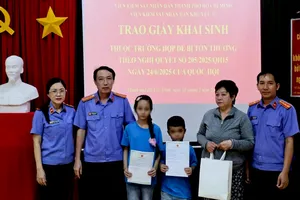 Đại diện VKSND trao giấy khai sinh cho 2 cháu