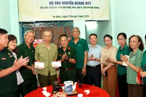 Đại diện Chi hội Cựu chiến binh khu phố 4 và các đoàn thể phường An Đông tặng quà cho ông Huy trong ngày khánh thành công trình