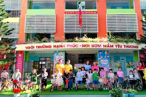 CLB "Vì nụ cười trẻ thơ 72" trao xe đạp và hỗ trợ tiền ăn cho học sinh Trường Mầm non Sao Mai (phường Vũng Tàu)