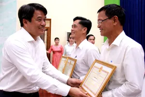 Khen thưởng tập thể, cá nhân tiêu biểu trong bầu cử, tuyển quân 