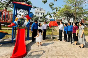 Đoàn Thanh niên Các cơ quan Đảng Thành phố tặng công trình khu vui chơi thiếu nhi