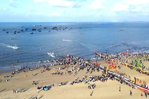 Đông đảo người dân và du khách tham dự