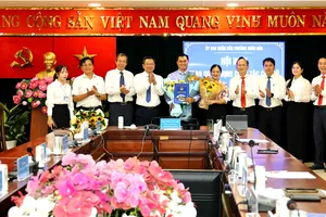 Lãnh đạo phường Xuân Hòa trao quyết định bổ nhiệm chức vụ Giám đốc Trạm Y tế của phường. Ảnh: NHX