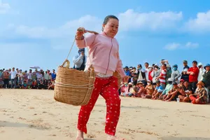 Sôi nổi các trò chơi dân gian tại Lễ hội Nghinh Ông Nam Hải