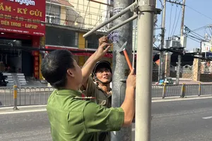 Phường Tân Mỹ ra quân bóc xóa “quảng cáo bẩn”