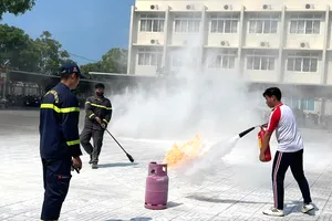 Các em học sinh được trải nghiệm chữa cháy bằng bình khí