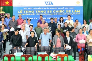Xã Củ Chi trao tặng 55 chiếc xe lăn cho người khuyết tật