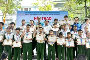 Các bạn học sinh nhận giải thưởng sau các vòng thi tại hội thao 