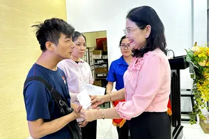 Đồng chí Nguyễn Thị Ngọc Duyên, Bí thư Đảng ủy, Chủ tịch HĐND phường trao quà cho người khuyết tật. 