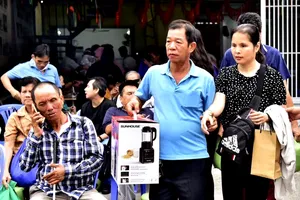 Trao 45 suất quà cho người yếu thế và đồng bào Chăm tại phường Gia Định