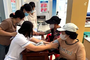 Người dân đến khám bệnh.