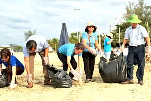 Xã Hồ Tràm ra quân làm sạch môi trường biển