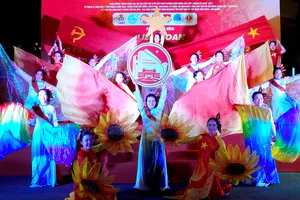 Tiết mục ca múa "Tuổi trẻ Diên Hồng khát vọng vươn lên phát triển cùng Thành phố mang tên Bác" của trường Mầm Non Ánh Dương. Ảnh: THÚY BÌNH