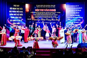 Chương trình ca múa "Non sông ngày thống nhất" của liên quân Mặt trận Tổ quốc phường Vĩnh Hội biểu diễn trong Hội thi văn nghệ "Vươn cao khát vọng non sông". Ảnh: THÚY BÌNH