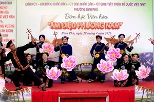 Tiết mục thi diễn trang phục dân tộc Tày của trường Tiểu học Phú Định. Ảnh: THÚY BÌNH