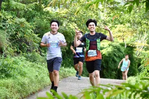 Các vận động viên tham gia chạy việt dã trên đỉnh Núi Lớn