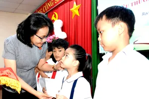 Lãnh đạo phường Rạch Dừa trao quà cho trẻ em mồ côi có hoàn cảnh khó khăn trên địa bàn