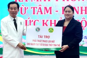 Tại lễ ra mắt phòng khám, đại diện nhà tài trợ tặng 100 suất phẫu thuật mắt miễn phí cho người cao tuổi bị đục thủy tinh thể