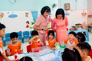 Các đại biểu dự giờ hoạt động của trẻ tại Trường Mầm non Hương Sen