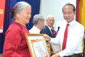 Phường Vũng Tàu trao huy hiệu Đảng cho 86 đảng viên