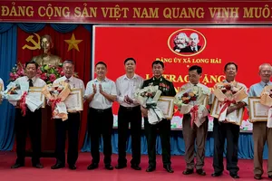 Lãnh đạo xã Long Hải chúc mừng các đảng viên được trao huy hiệu.