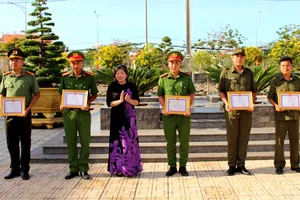 Xã Cần Giờ khen thưởng đột xuất các tập thể, cá nhân trong phòng chống tội phạm ​