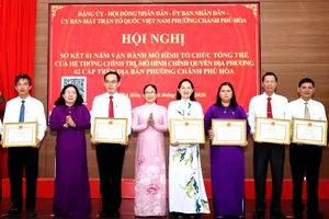 Đại diện Ban Nội chính Thành ủy TPHCM và Ban Tuyên giáo và Dân vận Thành ủy TPHCM trao giấy khen cho các cá nhân có thành tích xuất sắc của phường Chánh Phú Hòa