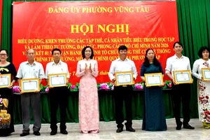 Lãnh đạo phường trao giấy khen cho các tập thể và cá nhân có thành tích tiêu biểu