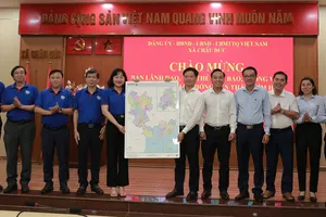 Báo SGGP trao bản đồ đơn vị hành chính tặng xã Châu Đức
