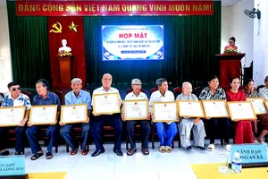 Các cụ cao niên của xã Long Hải nhận bằng Mừng thọ 