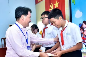 Lãnh đạo xã Tân Hải trao học bổng cho các em học sinh vượt khó học giỏi và khen thưởng học sinh có thành tích xuất sắc 