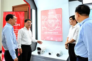Phó Chủ tịch UBND TP Nguyễn Mạnh Cường (thứ 2 từ trái qua) tham quan không gian số của Tập đoàn Viettel. VIỆT DŨNG