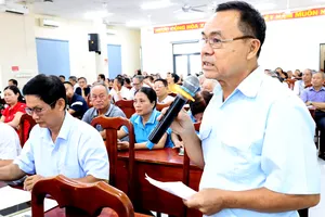 Cử tri phường Rạch Dừa phản ánh tình trạng quy hoạch treo hơn 30 năm. Ảnh: QUANG VŨ