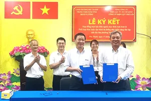 Đại diện hai đơn vị ký kết hợp tác chiều 15-6