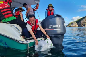 Đồng chí Bùi Minh Thạnh, Phó Chủ tịch UBND TPHCM tham gia thả cá giống tái tạo nguồn lợi thủy sản tại Vịnh Đầm Tre