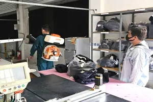 Phun thuốc diệt muỗi tại một công ty may mặc trên địa bàn phường Phú An